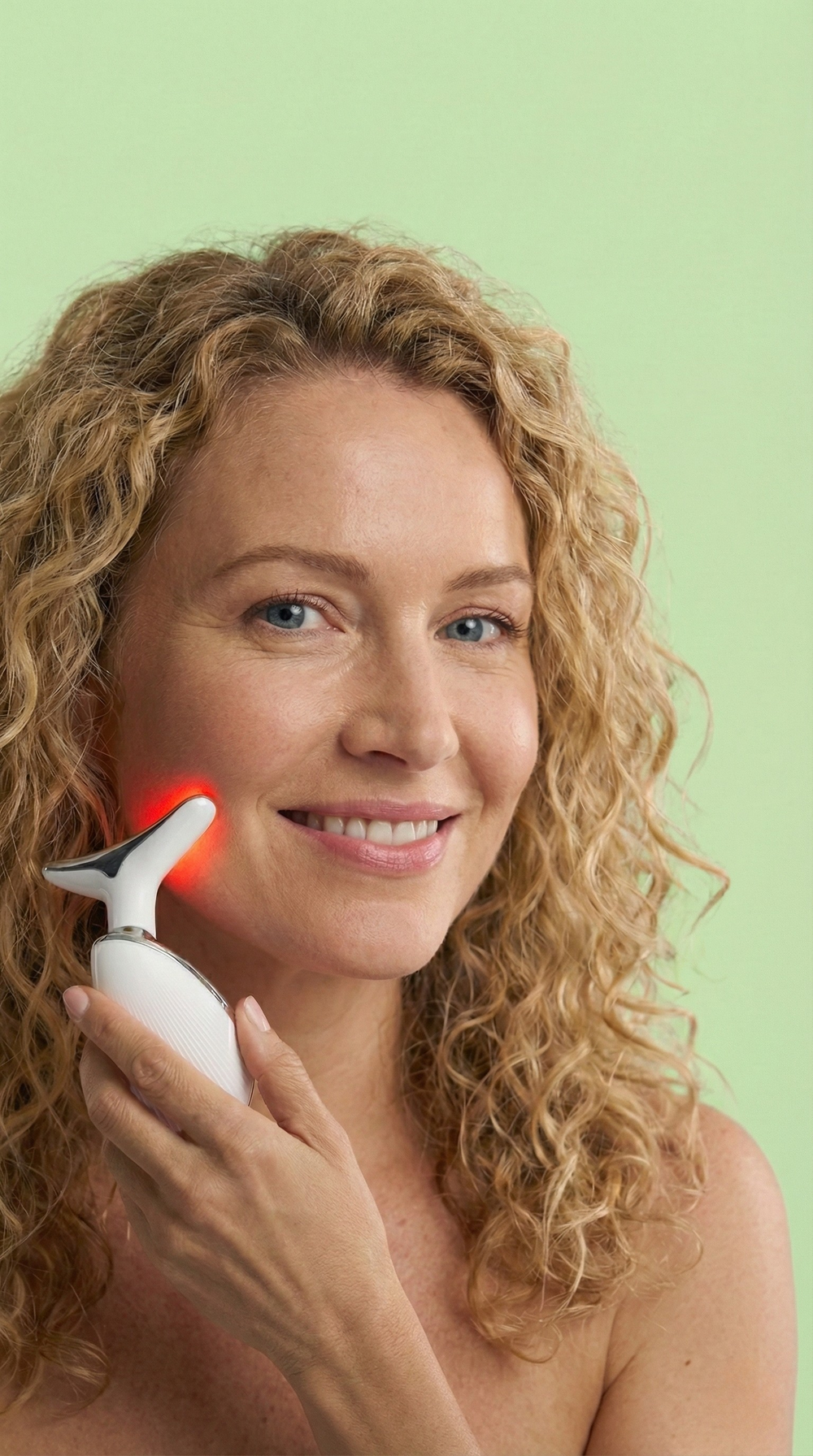 Slow down. Breathe. Give yourself a few minutes just for you.
AuraLift Pro turns your routine into a soothing ritual with gentle warmth, micro-vibrations, and LED light that glide over the face and neck. From the very first uses, tension begins to melt away, the skin appears smoother and more toned, and a deep sense of calm sets in. Used daily, AuraLift Pro becomes an essential moment to release the body, calm the mind, and restore balance—simply, at home.